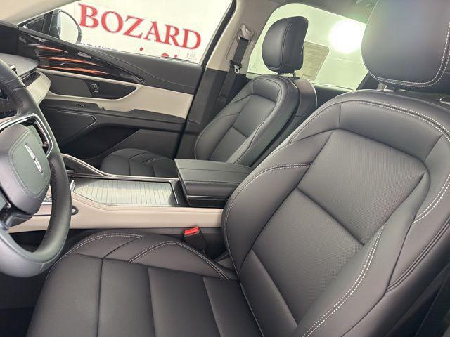 Photo of 2025 White Platinum Metallic Tri-Coat Lincoln Nautilus