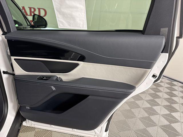 Photo of 2025 White Platinum Metallic Tri-Coat Lincoln Nautilus