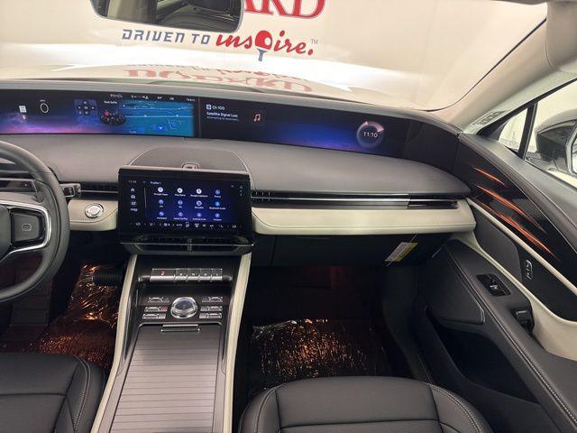 Photo of 2025 White Platinum Metallic Tri-Coat Lincoln Nautilus