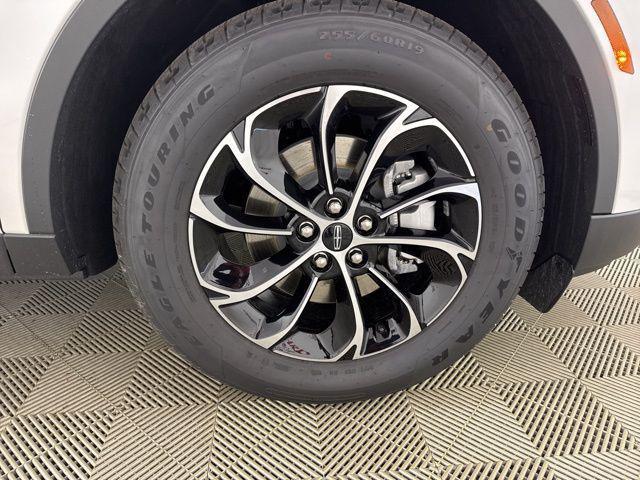 Photo of 2025 White Platinum Metallic Tri-Coat Lincoln Nautilus