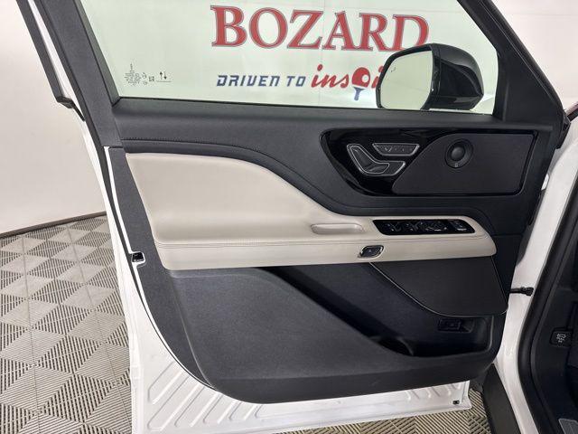Photo of 2025 Pristine White Metallic Tri-Coat Lincoln Aviator