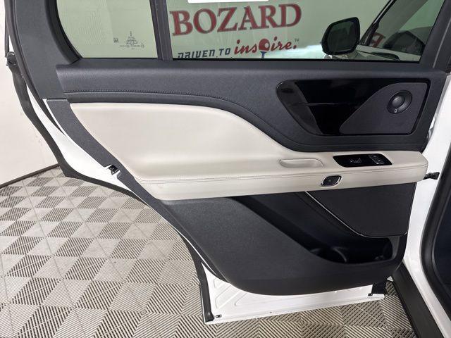 Photo of 2025 Pristine White Metallic Tri-Coat Lincoln Aviator