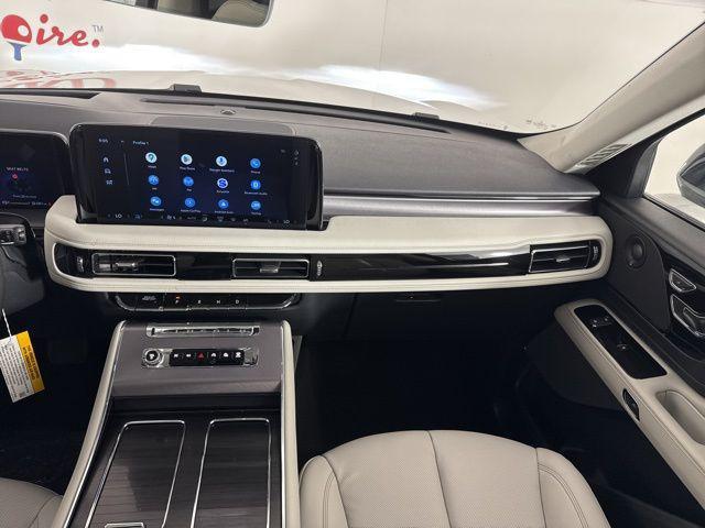Photo of 2025 Pristine White Metallic Tri-Coat Lincoln Aviator