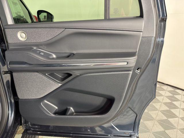Photo of 2025 Flight Blue Metallic Clearcoat Lincoln Navigator