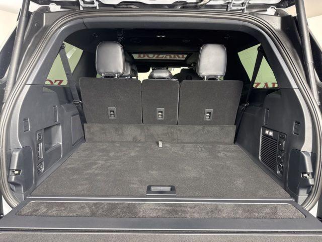 Photo of 2025 Crystal White Metallic Clearcoat Lincoln Navigator