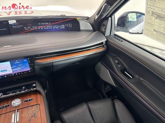 Photo of 2025 Crystal White Metallic Clearcoat Lincoln Navigator