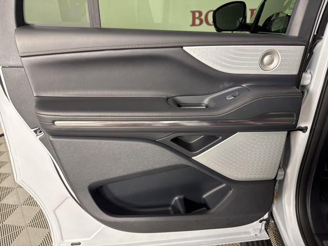 Photo of 2025 Crystal White Metallic Clearcoat Lincoln Navigator