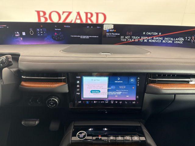 Photo of 2025 Crystal White Metallic Clearcoat Lincoln Navigator