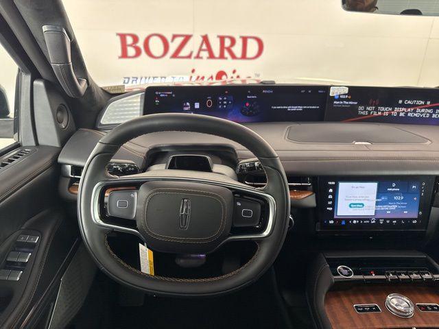 Photo of 2025 Crystal White Metallic Clearcoat Lincoln Navigator