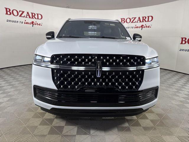 Photo of 2025 Crystal White Metallic Clearcoat Lincoln Navigator