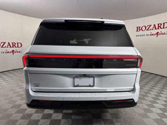 Photo of 2025 Crystal White Metallic Clearcoat Lincoln Navigator