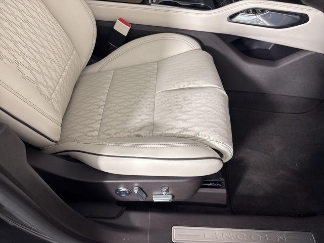 Photo of 2025 Chroma Caviar Dark Gray Metallic Clearcoat Lincoln Nautilus