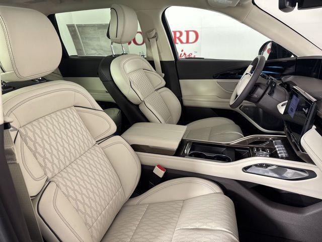 Photo of 2025 Chroma Caviar Dark Gray Metallic Clearcoat Lincoln Nautilus