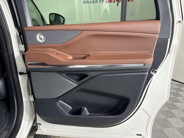 Photo of 2025 Pristine White Metallic Tri-Coat Lincoln Navigator