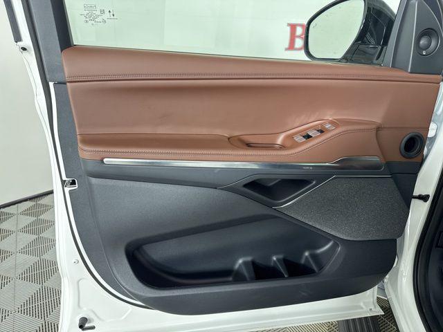 Photo of 2025 Pristine White Metallic Tri-Coat Lincoln Navigator
