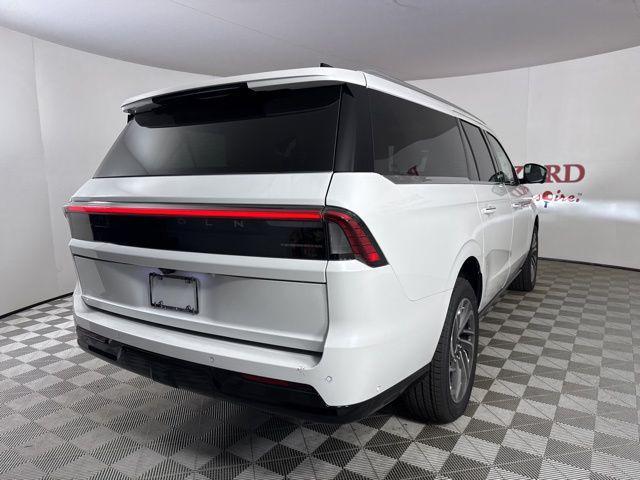 Photo of 2025 Pristine White Metallic Tri-Coat Lincoln Navigator
