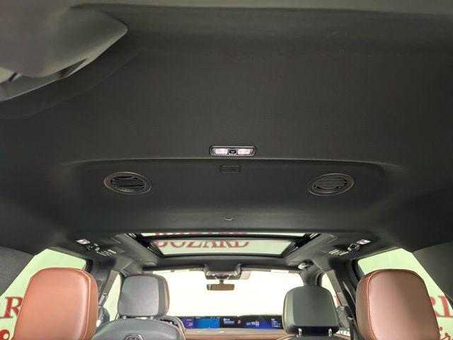 Photo of 2025 Pristine White Metallic Tri-Coat Lincoln Navigator