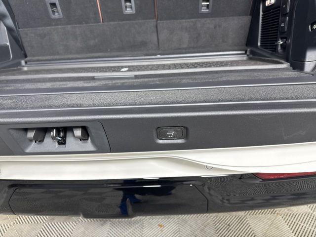 Photo of 2025 Pristine White Metallic Tri-Coat Lincoln Navigator