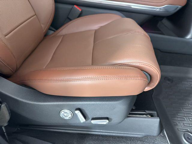 Photo of 2025 Pristine White Metallic Tri-Coat Lincoln Navigator