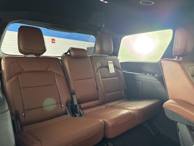 Photo of 2025 Pristine White Metallic Tri-Coat Lincoln Navigator