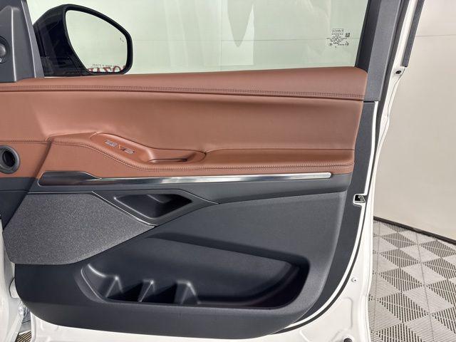 Photo of 2025 Pristine White Metallic Tri-Coat Lincoln Navigator