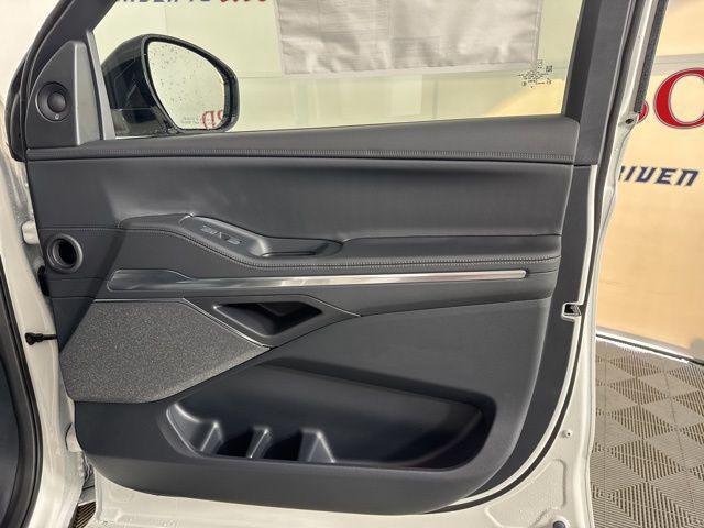 Photo of 2025 Pristine White Metallic Tri-Coat Lincoln Navigator