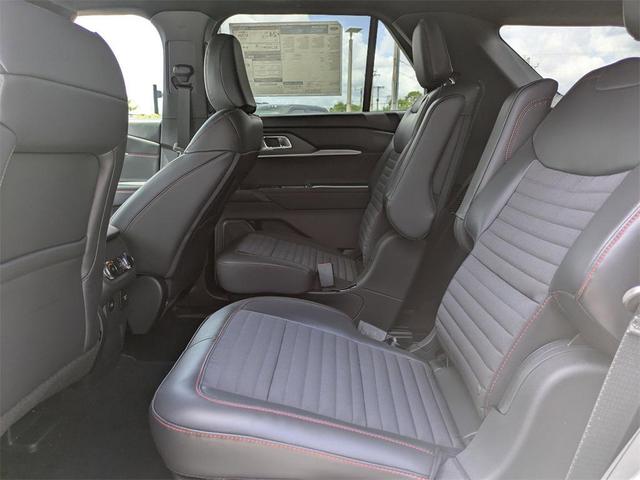 Photo of 2025 White Metallic Ford Explorer