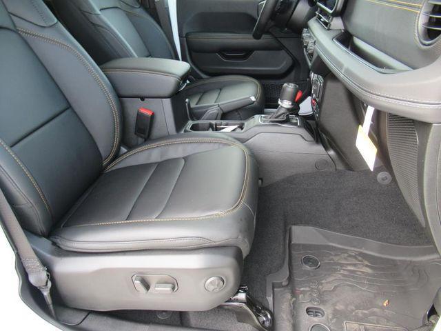 Photo of 2025 Bright White Clearcoat Jeep Wrangler