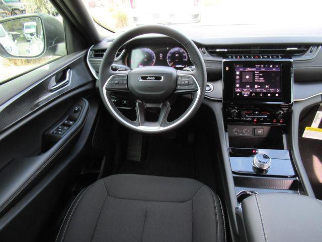 Photo of 2025 Silver Zynith Jeep Grand Cherokee