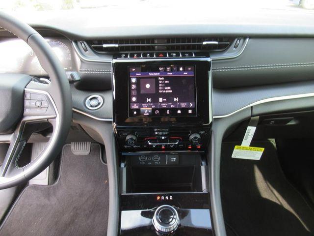 Photo of 2025 Silver Zynith Jeep Grand Cherokee
