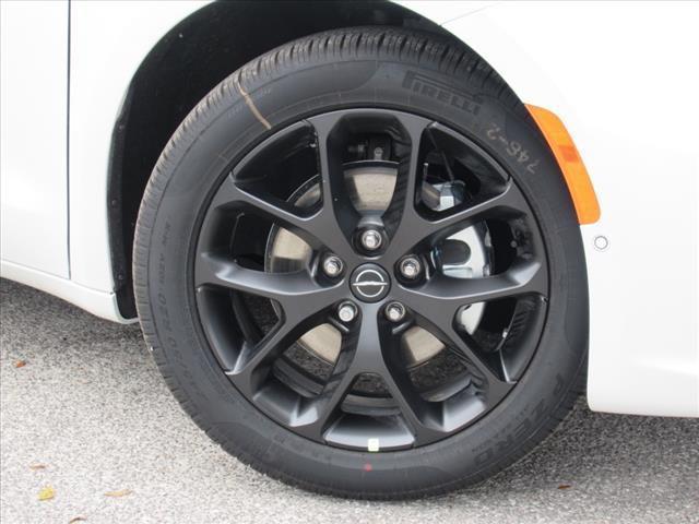 Photo of 2025 Bright White Clearcoat Chrysler Pacifica