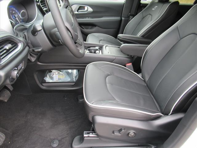 Photo of 2025 Bright White Clearcoat Chrysler Pacifica