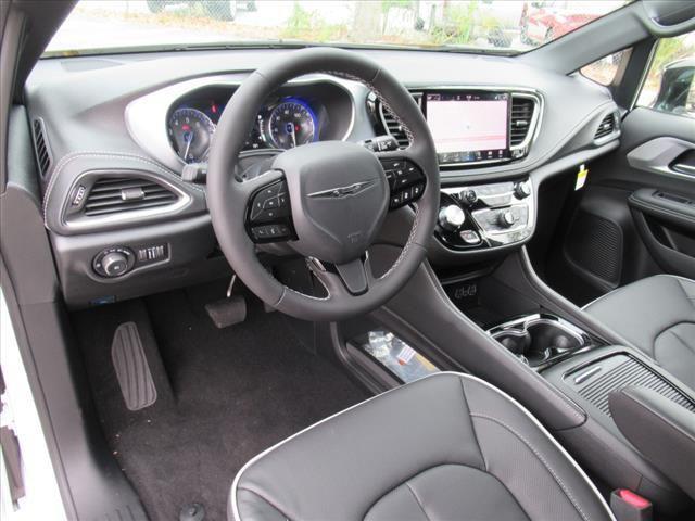Photo of 2025 Bright White Clearcoat Chrysler Pacifica