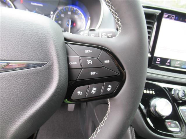 Photo of 2025 Bright White Clearcoat Chrysler Pacifica