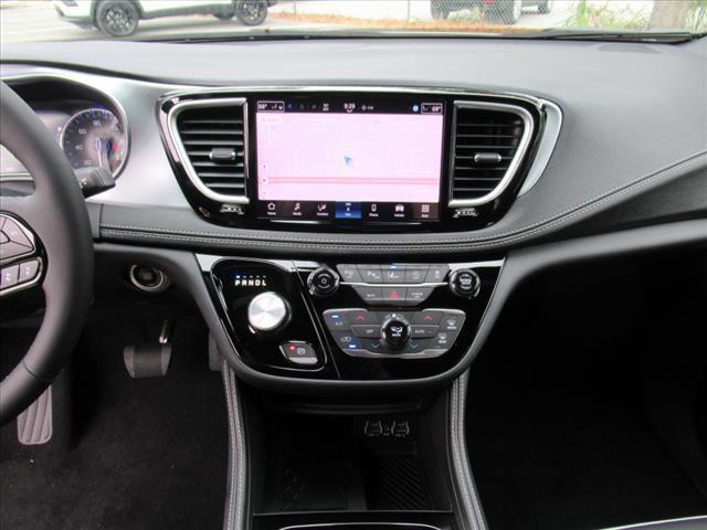 Photo of 2025 Bright White Clearcoat Chrysler Pacifica