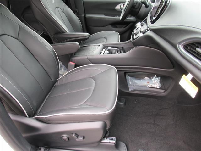 Photo of 2025 Bright White Clearcoat Chrysler Pacifica