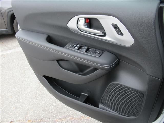 Photo of 2025 Bright White Clearcoat Chrysler Pacifica