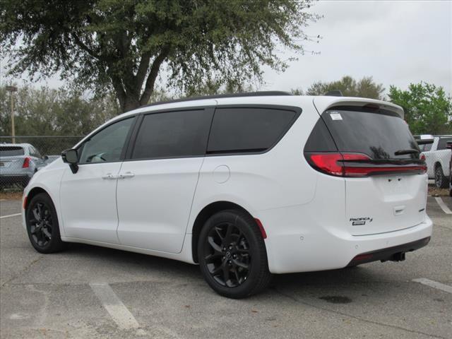 Photo of 2025 Bright White Clearcoat Chrysler Pacifica