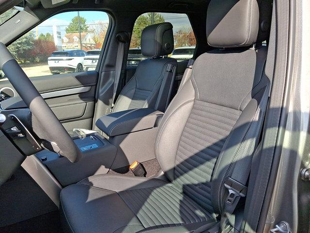 Photo of 2024 Lantau Bronze Metallic - 1DP Land Rover Discovery