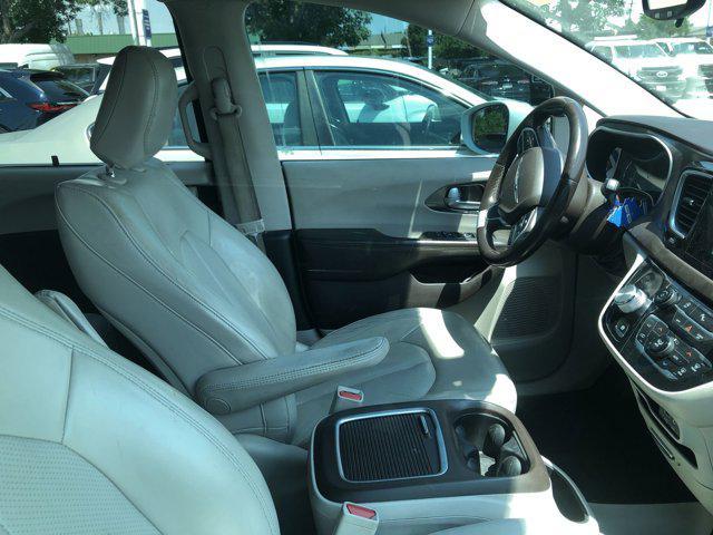 Photo of 2018 Bright White Clearcoat Chrysler Pacifica Hybrid