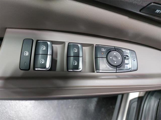 Photo of 2026 Ivory Silver Kia Carnival