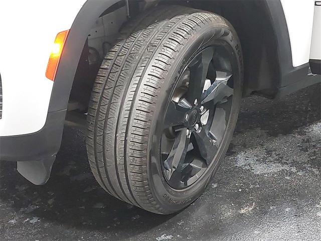 Photo of 2024 Bright White Clearcoat Jeep Grand Cherokee