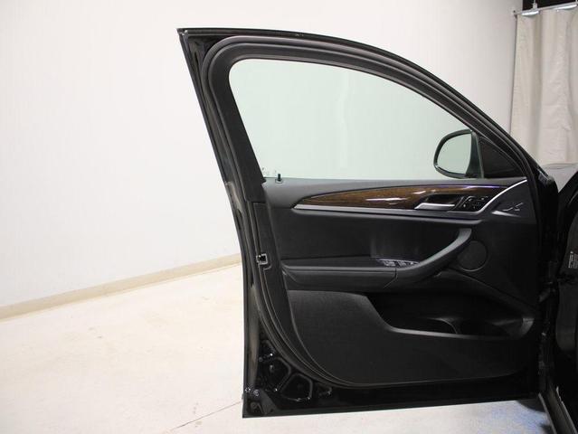 Photo of 2022 Black Sapphire Metallic BMW X4