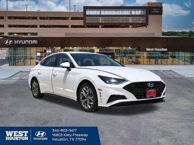 Photo of 2022 White Hyundai SONATA