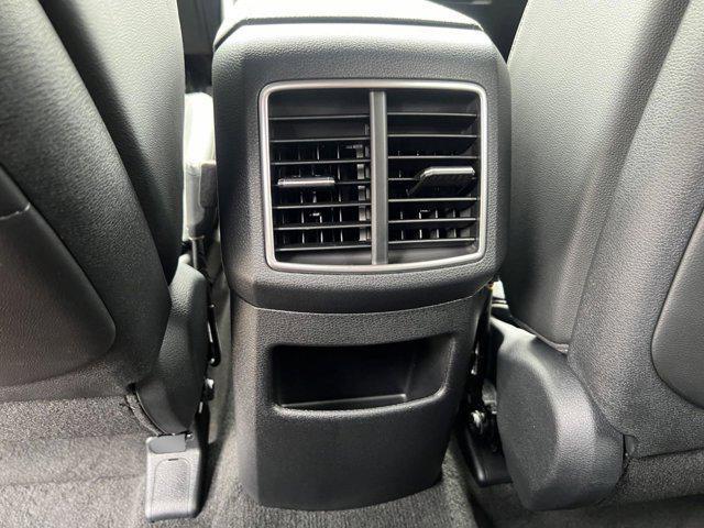 Photo of 2025 Glacial White Pearl Kia Sportage