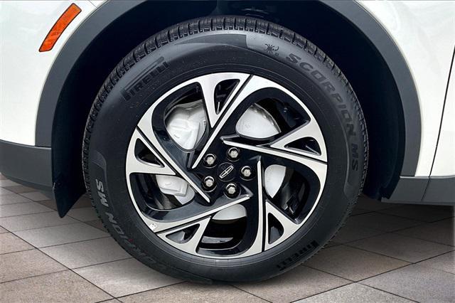 Photo of 2025 White Platinum Metallic Tri-Coat Lincoln Nautilus