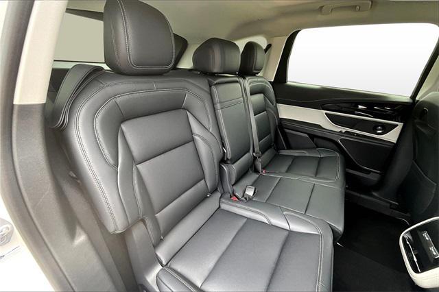 Photo of 2025 White Platinum Metallic Tri-Coat Lincoln Nautilus