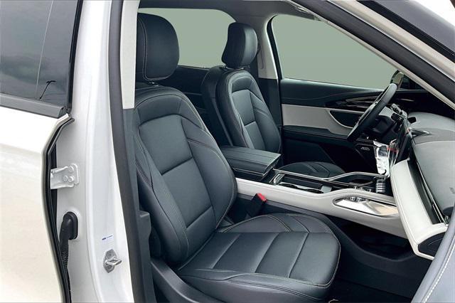 Photo of 2025 White Platinum Metallic Tri-Coat Lincoln Nautilus