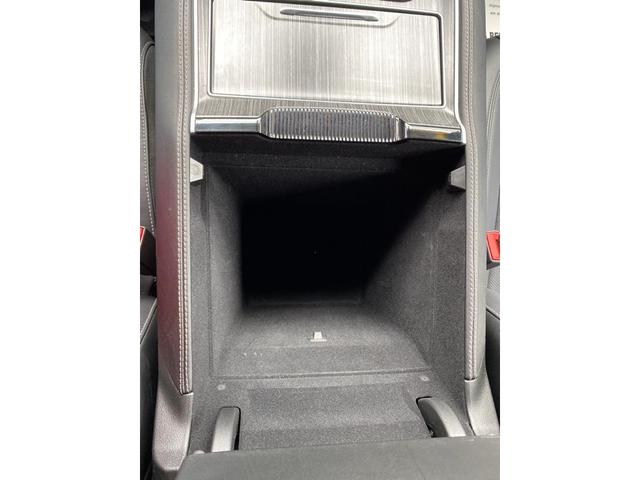 Photo of 2024 Diamond Black Crystal Pearlcoat Jeep Wagoneer
