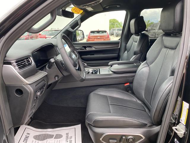 Photo of 2024 Diamond Black Crystal Pearlcoat Jeep Wagoneer